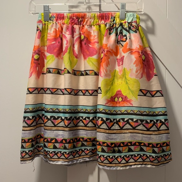 Everly Floral Skirt in Size Small - Picture 3 of 3
